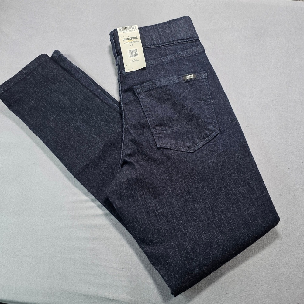 Signature Levi Strauss Totally Shaping Pull On Skinny Jeans Dark Wash 2S Short